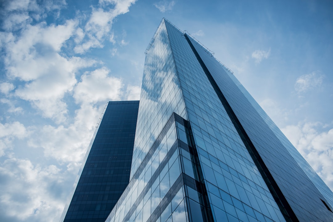 Architectuur door de eeuwen heen: van vakwerkhuis tot glazen toren post thumbnail image